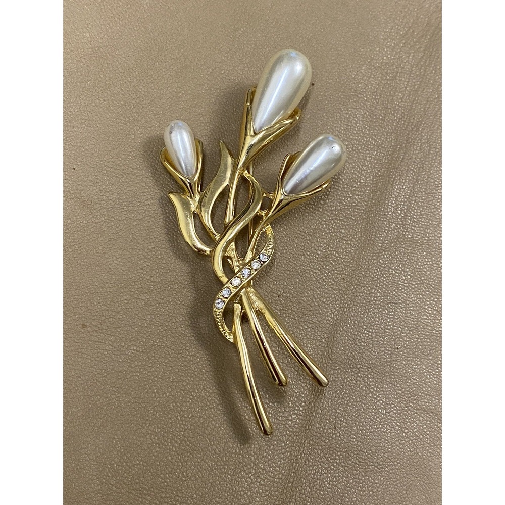 VNTG Triple Calla Lily Flower Brooch Faux Teardrop Pearl Gold Tone Rhinestones